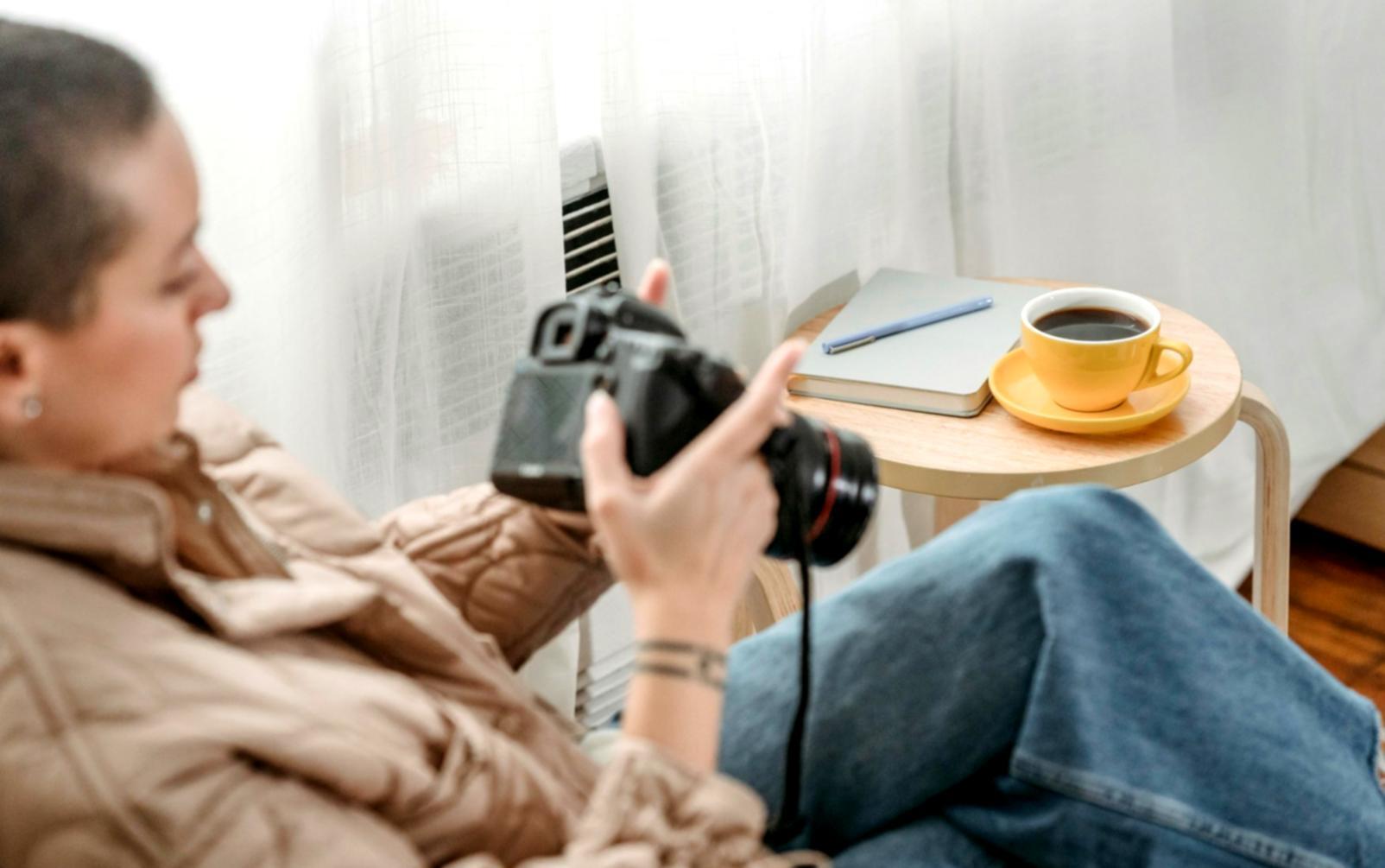 Photographe travaillant avec différentes sources lumineuses en studio